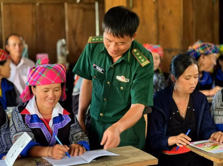 Cán bộ Đồn Biên phòng Mường Lèo hướng dẫn những nét chữ đầu tiên cho học viên tham gia lớp học. Cán bộ Đồn Biên phòng Mường Lèo hướng dẫn những nét chữ đầu tiên cho học viên tham gia lớp học.