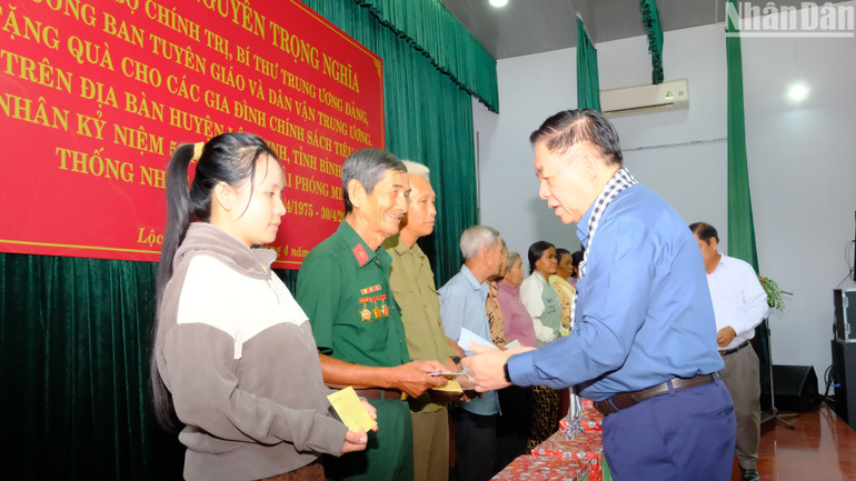 Đồng chí Nguyễn Trọng Nghĩa tặng quà cho các gia đình người có công trên địa bàn tỉnh Bình Phước.