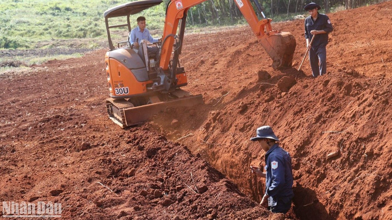 Lực lượng chuyên trách của Bình Phước tổ chức tìm kiếm các phần mộ liệt sĩ tại huyện Lộc Ninh.