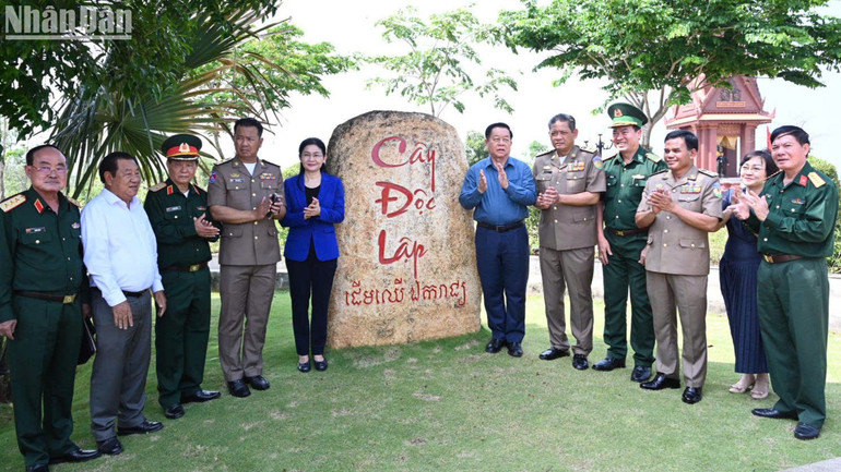 Đồng chí Nguyễn Trọng Nghĩa và các thành viên đoàn đã đến thăm cụm công trình lưu niệm về hành trình cứu nước của nguyên Thủ tướng Campuchia Hunsen tại Khu vực X16, xã Lộc Tấn, huyện Lộc Ninh, tỉnh Bình Phước.
