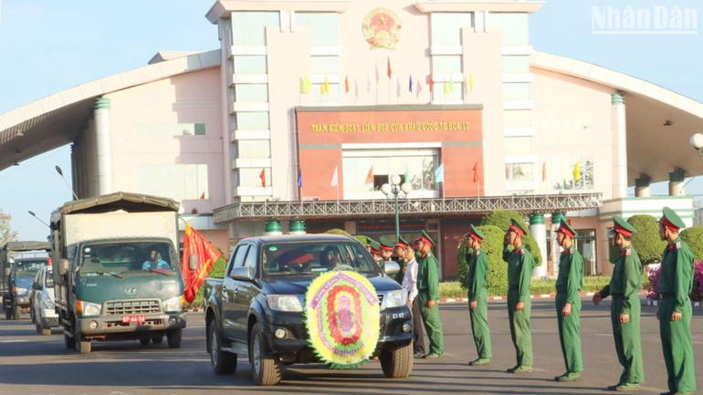 Bình Phước tổ chức lễ đón các hài cốt liệt sĩ được cất bốc từ nước bạn Campuchia hồi hương.