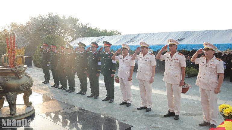 Lực lượng vũ trang tỉnh Bình Phước thực hiện nghi lễ tưởng nhớ các anh hùng liệt sĩ.