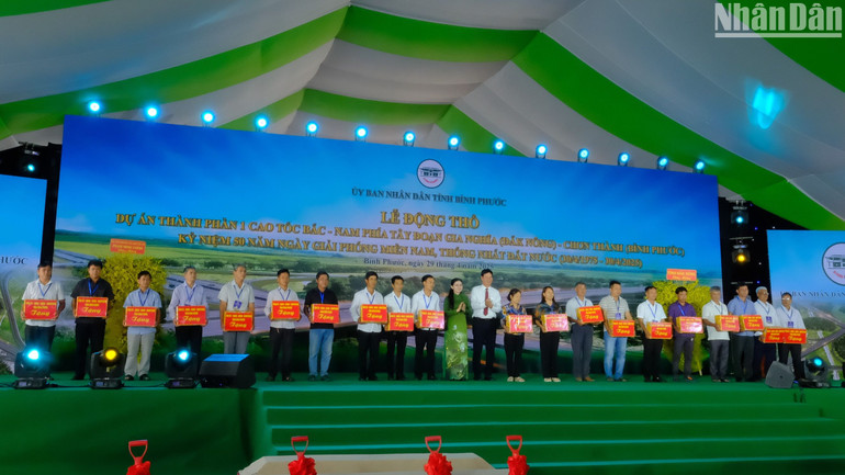 Lãnh đạo tỉnh Bình Phước tặng quà cho các hộ dân nhường đất cho dự án đi qua.