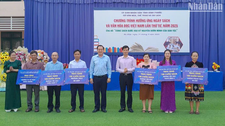 Lãnh đạo Sở Văn hóa, Thể thao và Du lịch tỉnh Bình Phước trao sách của các doanh nghiệp phát hành trong và ngoài tỉnh cho một số trường học của huyện Bù Đốp.