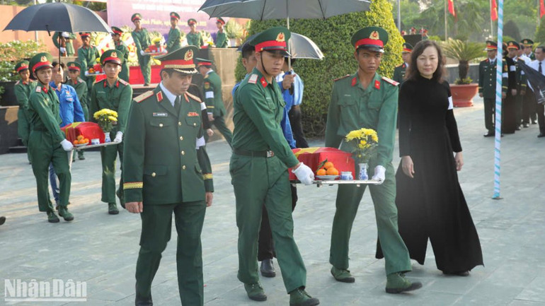 Tiễn đưa các hài cốt liệt sĩ về nơi an nghỉ cuối cùng.