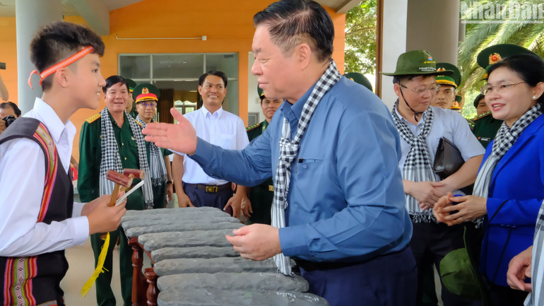 Đồng chí Nguyễn Trọng Nghĩa căn dặn thế hệ trẻ cố gắng học tập, lưu giữ các giá trị văn hóa.