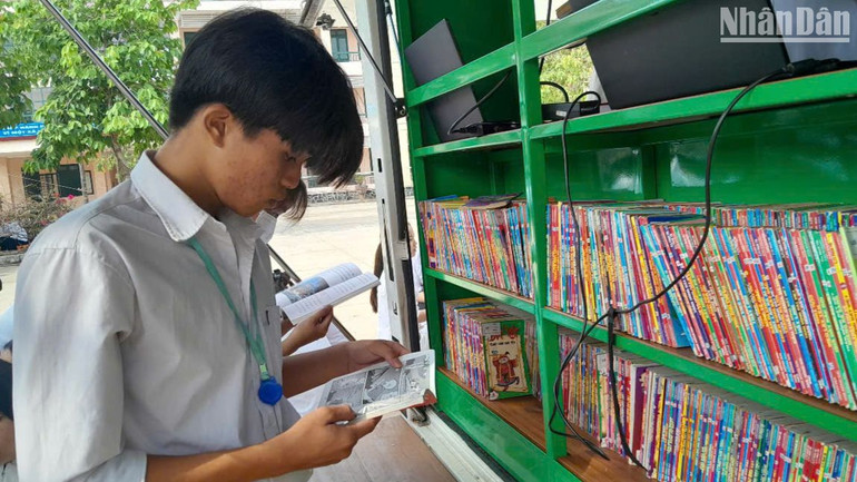 Các em học sinh hưởng ứng Ngày Sách và Văn hóa đọc Việt Nam.