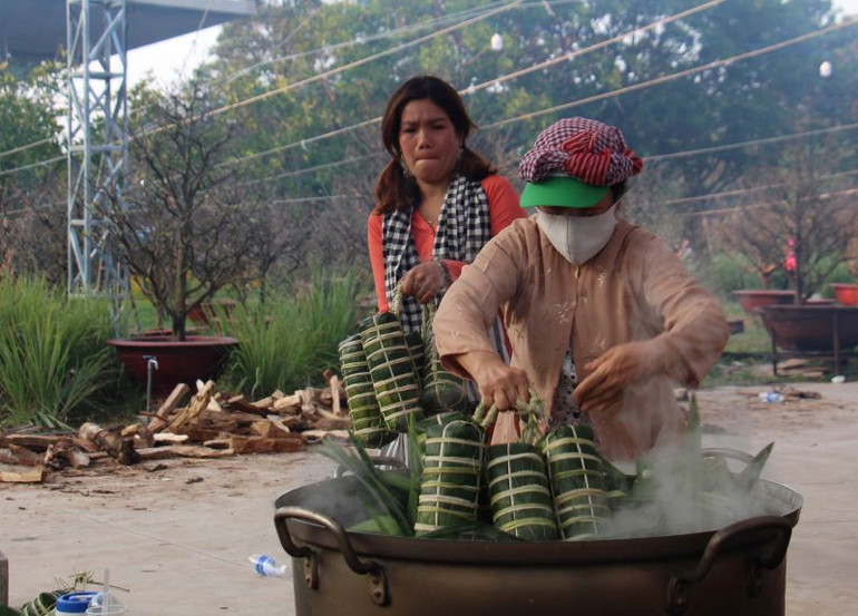 Sau khi gói xong, bánh Tét được mang vào nồi to để nấu. Sau khi gói xong, bánh Tét được mang vào nồi to để nấu.