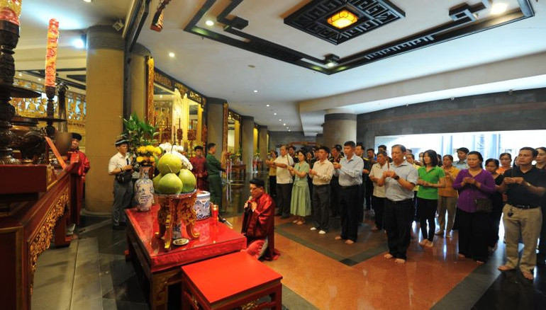 Các đơn vị thắp hương các vua Hùng trước khi bước vào hội thi. Các đơn vị thắp hương các vua Hùng trước khi bước vào hội thi.