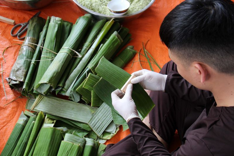 Những đôi bàn tay khéo léo nhanh chóng bắt tay vào làm bánh. Những đôi bàn tay khéo léo nhanh chóng bắt tay vào làm bánh.