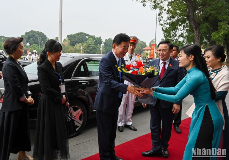 Nhân viên Văn phòng Quốc hội tặng hoa chào mừng Chủ tịch Quốc hội Hàn Quốc Kim Jin Pyo.