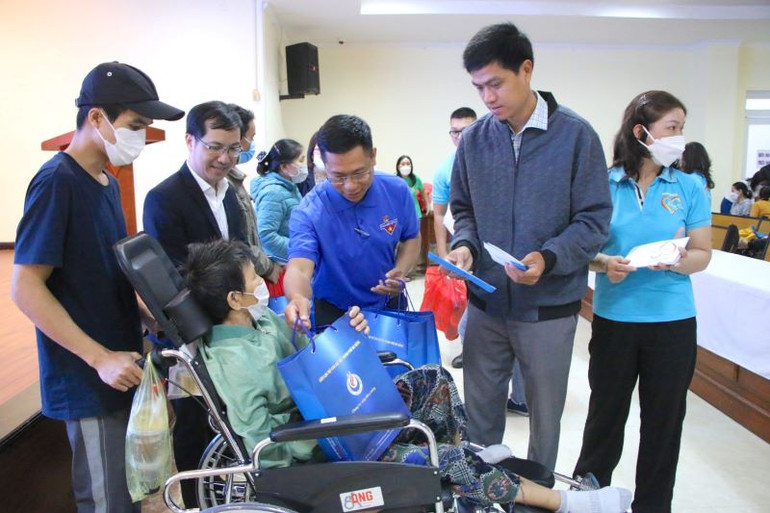 Các mạnh thường quân trao tặng quà Tết cho bệnh nhân.