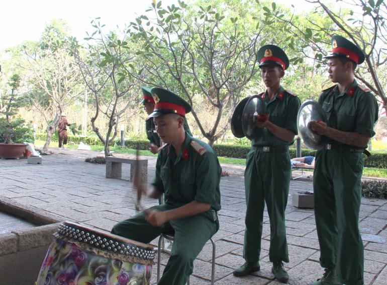 Bên ngoài, các cổ động viên cổ vũ nhiệt tình cho đội của mình. Bên ngoài, các cổ động viên cổ vũ nhiệt tình cho đội của mình.