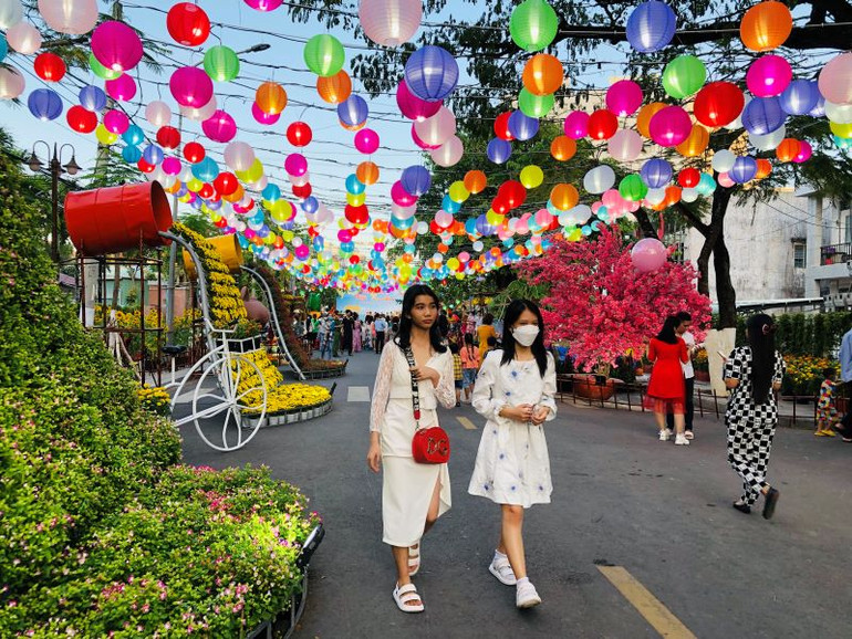 Đông đảo nhân dân Bạc Liêu phấn khởi, vui tươi đi Hội Xuân “Chợ quê ngày Tết”. (Ảnh Trọng Duy).