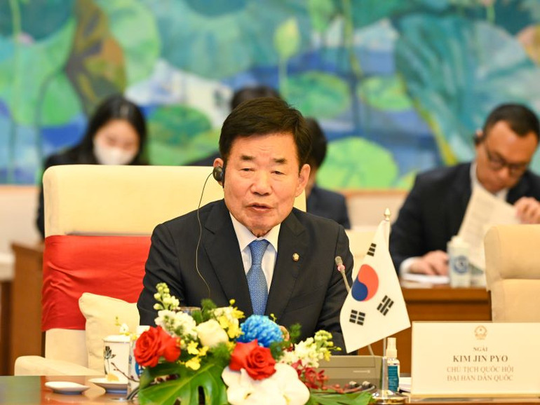 Chủ tịch Quốc hội Hàn Quốc Kim Jin Pyo phát biểu tại buổi hội đàm. (Ảnh: Duy Linh)