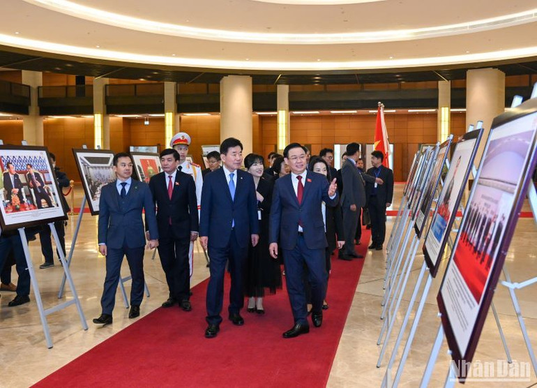 Chủ tịch Quốc hội hai nước và các đại biểu tham quan triển lãm ảnh tại lễ đón.