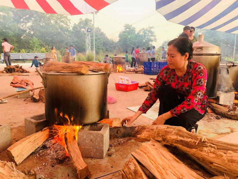Không khí ấm áp bên bếp lửa trong những ngày đầu xuân. Không khí ấm áp bên bếp lửa trong những ngày đầu xuân.