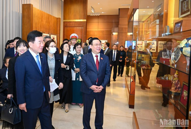 Chủ tịch Quốc hội Hàn Quốc và Phu nhân cùng các đại biểu tham quan phòng truyền thống Quốc hội Việt Nam.
