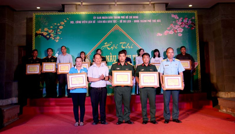 Trong bảng B giải Nhất thuộc về Trung đoàn 1- Sư đoàn 9 - Quân đoàn 4. Ban Tổ chức sẽ chọn các sản phẩm đạt giải cao để tổ chức Lễ dâng cúng bánh tét Quốc tổ Hùng Vương vào lúc 8 giờ ngày 18/1 (nhằm ngày 27 tháng Chạp năm Nhâm Dần) tại Đền Tưởng niệm các Vua Hùng và Đức Lễ Thành hầu Nguyễn Hữu Cảnh trong Công viên Lịch sử -Văn hóa Dân tộc. Trong bảng B giải Nhất thuộc về Trung đoàn 1- Sư đoàn 9 - Quân đoàn 4. Ban Tổ chức sẽ chọn các sản phẩm đạt giải cao để tổ chức Lễ dâng cúng bánh tét Quốc tổ Hùng Vương vào lúc 8 giờ ngày 18/1 (nhằm ngày 27 tháng Chạp năm Nhâm Dần) tại Đền Tưởng niệm các Vua Hùng và Đức Lễ Thành hầu Nguyễn Hữu Cảnh trong Công viên Lịch sử -Văn hóa Dân tộc.