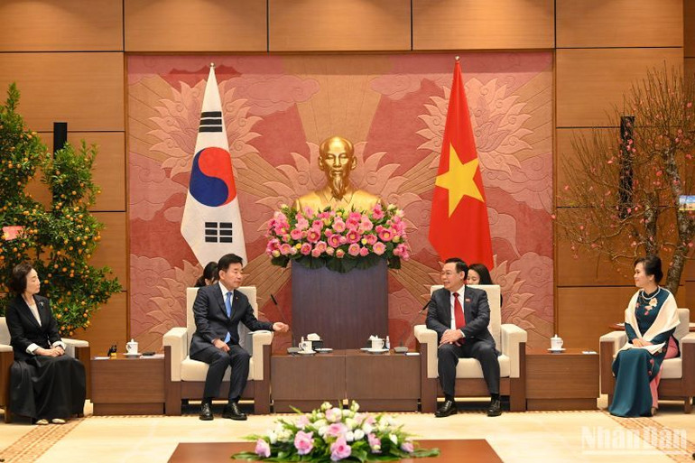 Chủ tịch Quốc hội Vương Đình Huệ và Chủ tịch Quốc hội Hàn Quốc Kim Jin Pyo tại buổi tiếp.