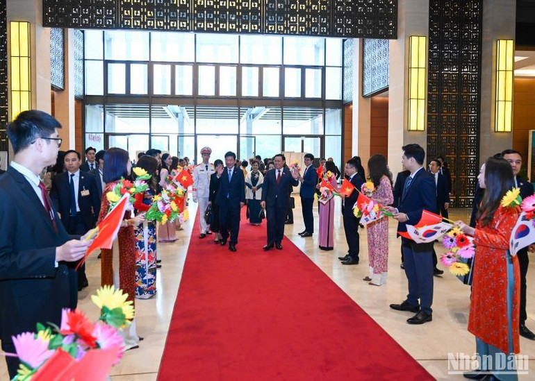 Lễ đón chính thức Chủ tịch Quốc hội Hàn Quốc Kim Jin Pyo và Phu nhân được tổ chức trọng thể tại Nhà Quốc hội.