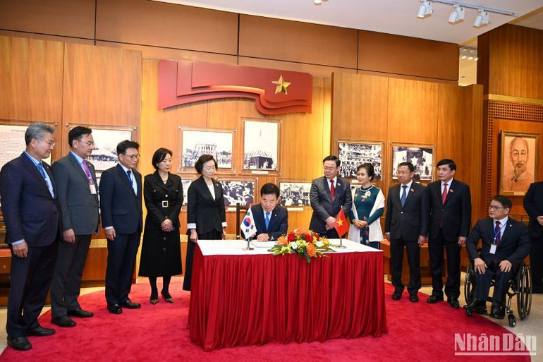 Chủ tịch Quốc hội Hàn Quốc Kim Jin Pyo ghi sổ vàng lưu niệm tại phòng truyền thống Quốc hội Việt Nam.