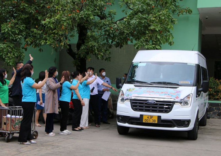 Chuyến xe nghĩa tình đưa các bệnh nhân có hoàn cảnh đặc biệt khó khăn về quê đón Tết.