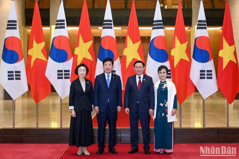 Chủ tịch Quốc hội Vương Đình Huệ và Phu nhân cùng Chủ tịch Quốc hội Hàn Quốc Kim Jin Pyo và Phu nhân chụp ảnh lưu niệm tại lễ đón.