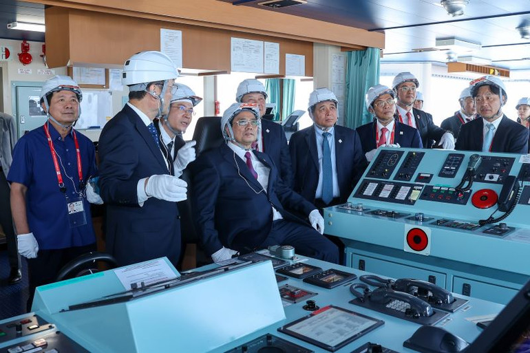 Thủ tướng Phạm Minh Chính và các nhà lãnh đạo đã đi tham quan con tàu vận chuyển hydro lỏng đầu tiên trên thế giới mang tên “Suiso Frontier”.