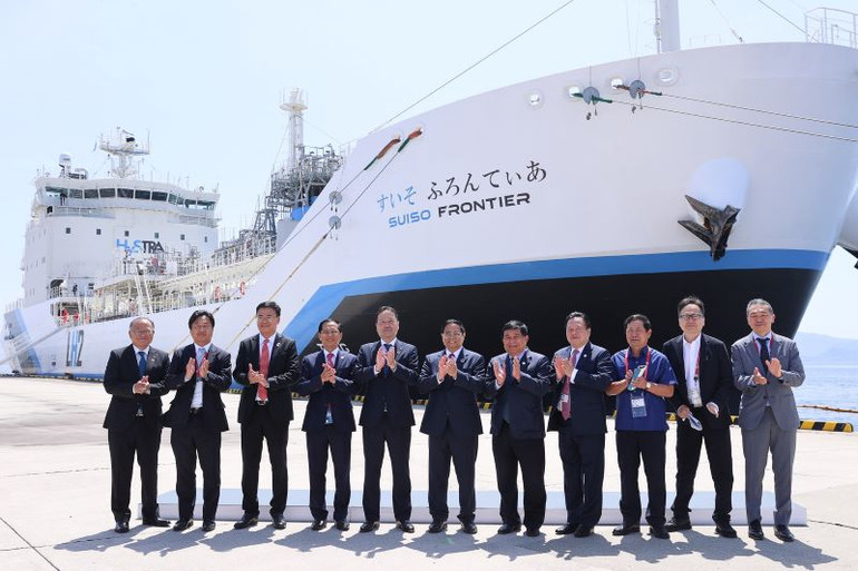 Thủ tướng Phạm Minh Chính và các nhà lãnh đạo đã đi tham quan con tàu vận chuyển hydro lỏng đầu tiên trên thế giới mang tên “Suiso Frontier”.