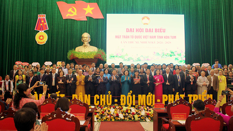 Ủy viên Ủy ban Mặt trận Tổ quốc Việt Nam tỉnh Kon Tum khóa 11, nhiệm kỳ 2024-2029 ra mắt tại Đại hội.