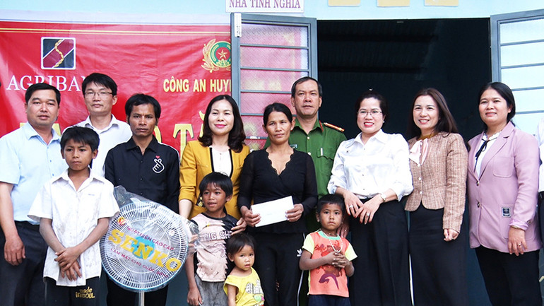 Lễ bàn giao nhà tình nghĩa cho hộ nghèo tại thôn Kon Gu I, xã Ngọc Wang, huyện Đăk Hà.