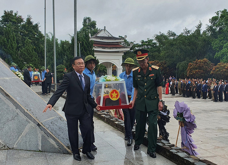 Các đại biểu đưa hài cốt liệt sĩ về nơi an nghỉ.