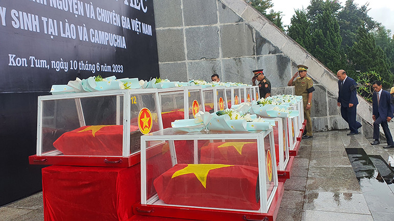 Đoàn đại biểu Ban Công tác đặc biệt tỉnh Champasak, Lào viếng các anh hùng liệt sĩ.
