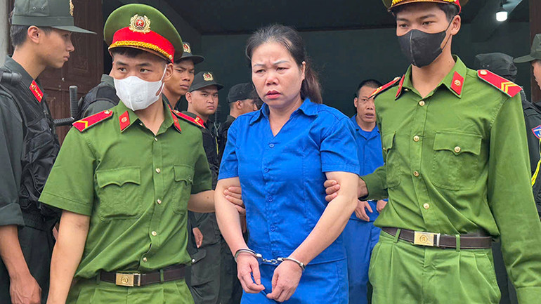 Lực lượng chức năng áp giải hai bị cáo về nơi giam giữ.