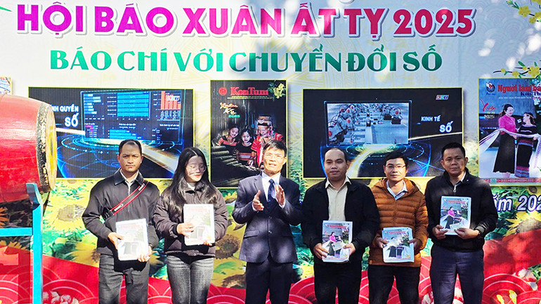 Trao quyết định, thẻ hội viên cho 5 hội viên mới của Hội Nhà báo Việt Nam