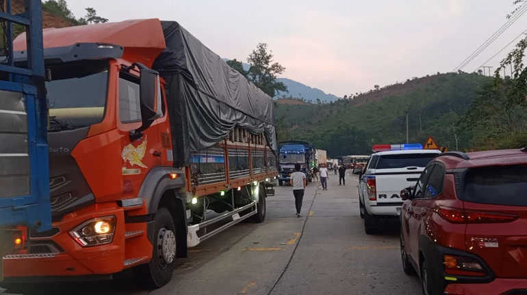 Đến khoảng 5 giờ 30 phút cùng ngày, các xe đã lưu thông được qua khu vực tai nạn.