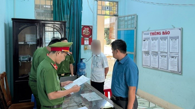 Cơ quan Cảnh sát điều tra thi hành Quyết định khởi tố bị can, Lệnh bắt bị can để tạm giam và Lệnh khám xét đối với Đoàn Thế Tiền. Cơ quan Cảnh sát điều tra thi hành Quyết định khởi tố bị can, Lệnh bắt bị can để tạm giam và Lệnh khám xét đối với Đoàn Thế Tiền.