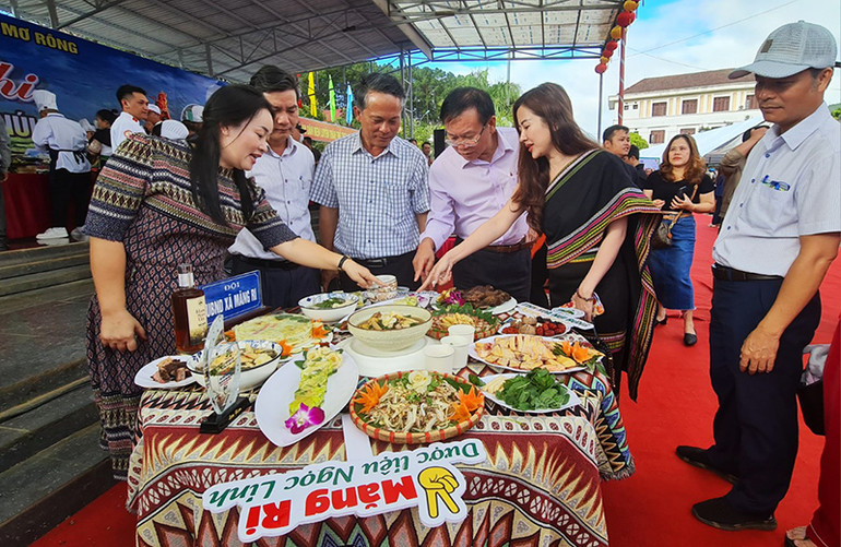 Quan khách tham quan mâm cỗ dự thi của xã Măng Ri, huyện Tu Mơ Rông. Quan khách tham quan mâm cỗ dự thi của xã Măng Ri, huyện Tu Mơ Rông.