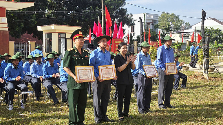Tặng Bằng khen của Ủy ban nhân dân tỉnh cho các tập thể, cá nhân Tặng Bằng khen của Ủy ban nhân dân tỉnh cho các tập thể, cá nhân