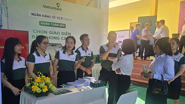 Đại biểu tìm hiểu công tác chuyển đổi số của Vietcombank tại hội nghị.