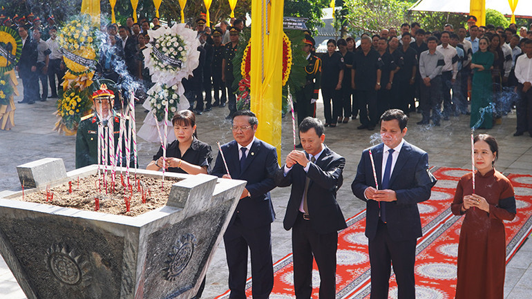 Đoàn đại biểu Tỉnh ủy, Hội đồng nhân dân, Ủy ban nhân dân, Ủy ban Mặt trận Tổ quốc Việt Nam tỉnh Kon Tum viếng các liệt sĩ.