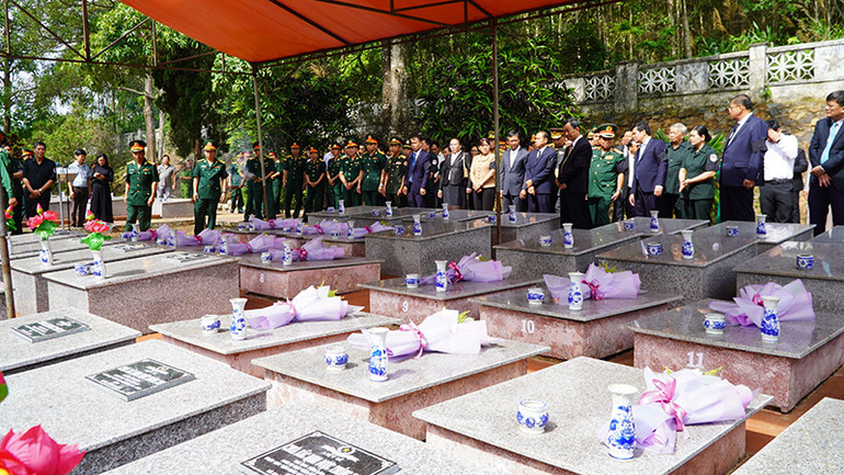 Dâng hương lên phần mộ các liệt sĩ.