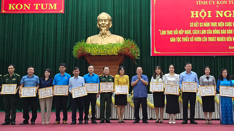 Ủy ban nhân dân tỉnh Kon Tum khen thưởng các tập thể tại Hội nghị sơ kết 3 năm Cuộc vận động.