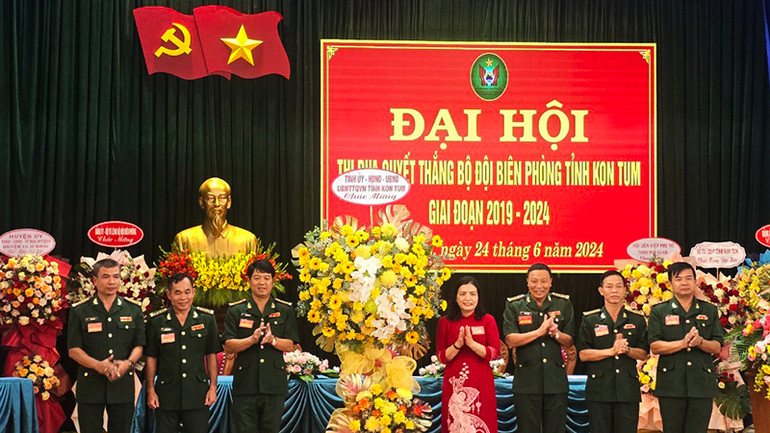 Tỉnh ủy, Hội đồng nhân dân, Ủy ban nhân dân, Ủy ban Mặt trận Tổ quốc Việt Nam tỉnh Kon Tum tặng hoa chúc mừng đại hội.