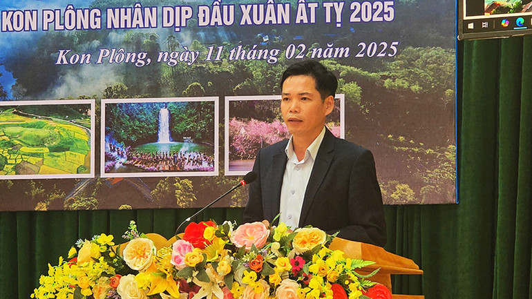 Chủ tịch Ủy ban nhân dân huyện Kon Plông Đặng Quang Hà phát biểu tại buổi gặp mặt