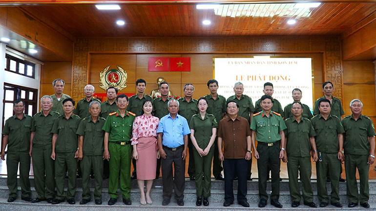 Các Lực lượng bảo vệ an ninh, trật tự chụp hình cùng lãnh đạo tỉnh Kon Tum.