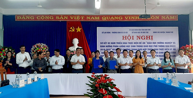 Ký kết chương trình phối hợp giữa Sở Giáo dục và đào tạo, Sở Lao động, Thương binh và Xã hội và Ủy ban nhân dân các huyện, thành phố trên địa bàn tỉnh Kon Tum.