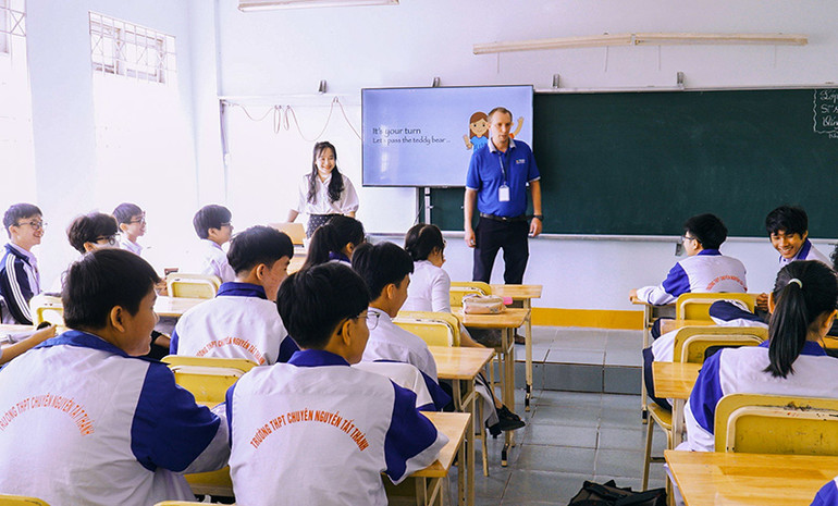 Tiết học tiếng Anh với sự giảng dạy của giáo viên người nước ngoài. Tiết học tiếng Anh với sự giảng dạy của giáo viên người nước ngoài.