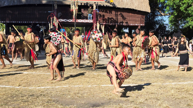 Một tiết mục biểu diễn của liên trường phường Thắng Lợi. Một tiết mục biểu diễn của liên trường phường Thắng Lợi.